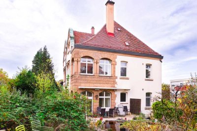 Großzügige, stilvolle Altbauwohnung in ruhiger Südstadtlage - hochwertige EBK, Terrasse & Garage