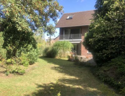 Freistehendes gepflegtes helles Architekten-Einfamilienhaus mit grosser Garage