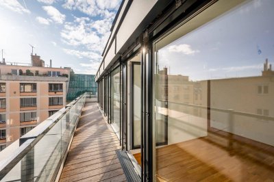 Wohnjuwel mit umlaufender Terrasse: lichtdurchflutetes Domizil mit großen Fensterflächen und Ankleidezimmer