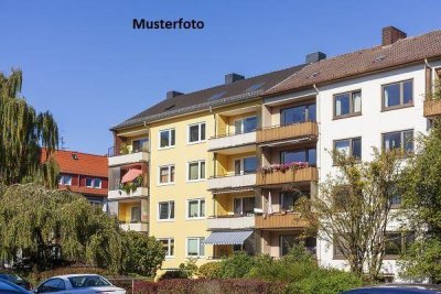 Mehrfamilienhaus mit Carport