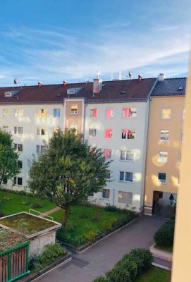 Erstbezug nach Renovierung: 4-Zi-Wohnung im 2. OG mit Süd-Ost-Loggia zum ruhigen Innenhof