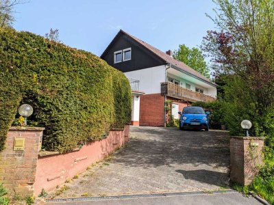 Einfamilienhaus mit ELW und Ausbaureserve sowie tollem Garten-Grundstück – in Feldrandlage!