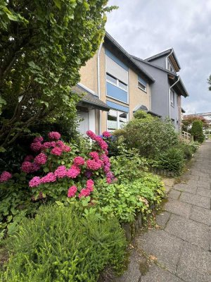 Renovierungsbedürftiges Reiheneckhaus mit Photovoltaikanlage und Garage in familienfreundlicher Lage