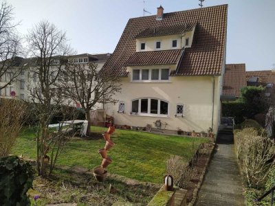 Lichtdurchflutete,  2,5-Zimmer-Wohnung mit Einbauküche und Gartenmitbenutzung