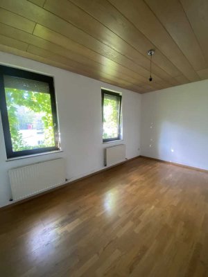 Attraktives Zimmer in einer 4erWG mit Einbauküche in Stuttgart