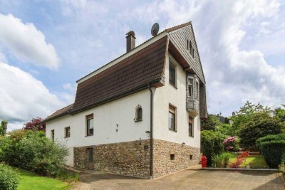 Traumlage: Charmantes Einfamilienhaus mit Gästehaus und Panoramablick