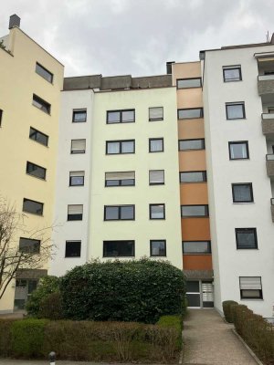 Hübsche, neu renovierte 3-Zimmer-Wohnung mit großem Balkon!