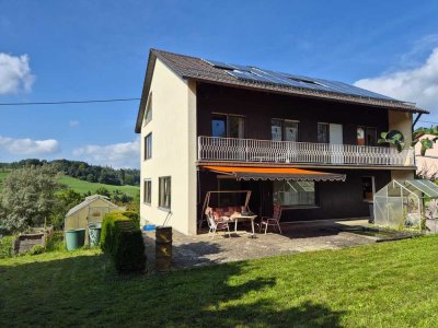 Sehr großzügiges Ein- bis Zweifamilienhaus in attraktiver Ortsrandlage mit Aussicht