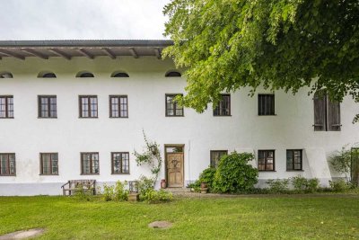 Landhaus mit Infinity Pool mit Bergblick