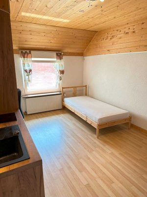 NUR 3 Minuten zu der Bahn! gepflegte 1-Zimmer-EG-Wohnung mit Balkon und NEUE KÜCHE in Laatzen