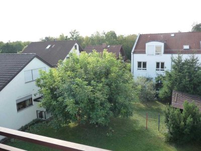 Gemütliche u. helle 3 Zi.- DG-Wohnung, großer Balkon, EBK, 1 TG-Stellplatz