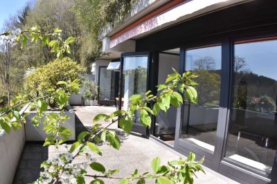 Lichtdurchflutete 3-Raum Wohnung mit Einbauküche und riesiger Terrasse  in Kirchseeon