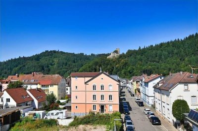 Lichtdurchflutete Dachgeschosswohnung mitten in der Stadt.
Bezugsfrei im Frühjahr 2025