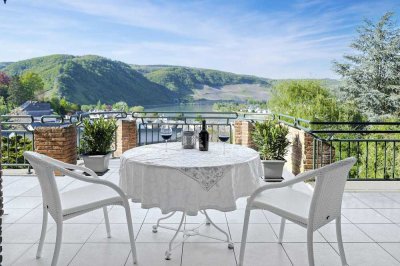 Herrlicher Blick auf den Rhein – idyllischer kann man nicht wohnen. Exklusives Villenanwesen