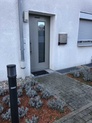 Neuwertige 2-Raum-Wohnung mit Terrasse und Einbauküche in Edingen-Neckarhausen