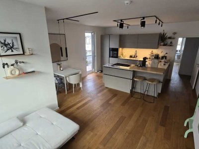 Neuwertige 4-Zimmer-Wohnung mit 60m2 SW-Terrasse, tw möbeliert inkl neuer Einbauküche