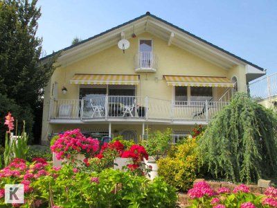 Elegantes Einfamilienhaus mit gepflegtem Garten und stilvoller Architektur