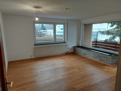 Schöne und modernisierte 4-Zimmer-Erdgeschosswohnung mit geh. Innenausstattung mit Balkon und EBK