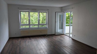 Geschmackvolle Wohnung mit drei Zimmern sowie Balkon und EBK in Weinheim