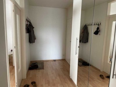 Blick auf den Main: 4-Zimmer-Wohnung mit einer verglasten Loggia und einem dazugehörigen Parkplatz