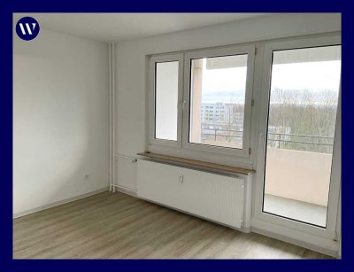 RENOVIERTE 2-Zimmer-Wohnung mit Balkon + Vinyl-Boden + weiße Wände, Wannenbad, guter Schnitt, Aufzug