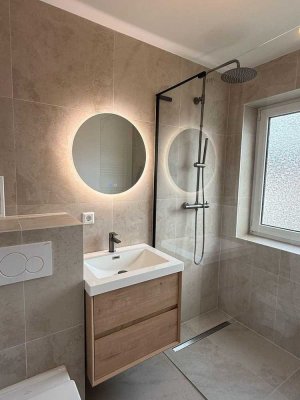 Moderne renovierte Wohnung mit Balkon und Stellplatz