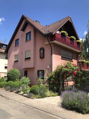 Gepflegtes Landhaus mit 3 Wohnungen, schönem Garten und großem Nebengebäude