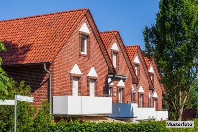 Dreifamilienhaus nebst Garage