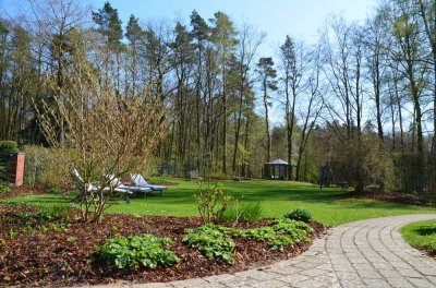 Oase am Wasser:
Großes Grundstück mit zwei Häusern
und Ausbaureserve