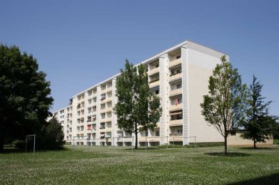 Familienfreundliche 3- Raumwohnung mit Balkon mit Stellplatz zu vermieten!