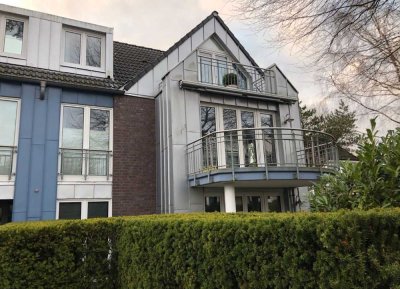 Modernisierte Wohnung mit zwei Zimmern sowie Balkon und Einbauküche in Hamburg