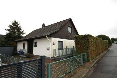 Freistehendes Einfamilienhaus auf schönem Grundstück mit Garage