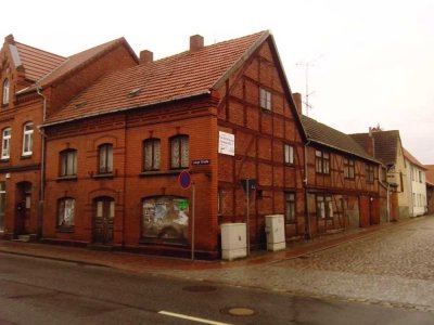 Leerstehende stark sanierungsbedürftiges Mehrfamilienhaus im Stadtzentrum