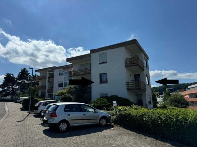 2 ZKB, Balkon und Stellplatz mit Ausblick ins Grüne