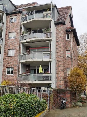 Gepflegte 3-Zimmer-Wohnung mit Balkon und Einbauküche, Nebenkosten zur Zeit geschätzt   in Krefeld