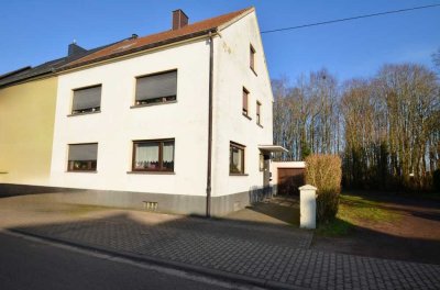 Zweifamilienhaus mit Garten und zwei Garagen in Völklingen-Wehrden.