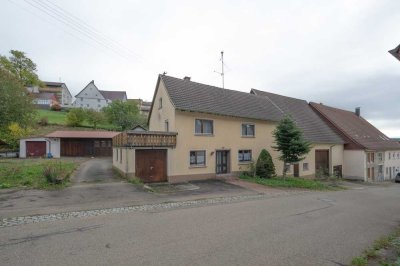 Landwirtschaftliches Anwesen mit großem Grundstück und einem Schuppen