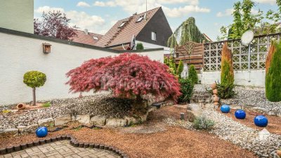 Leben auf der Sonnenseite – charmantes Zweifamilienhaus mit Steingarten und Teich