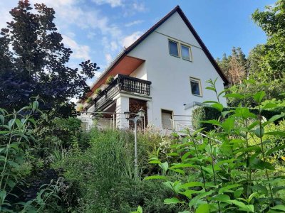 charmantes Familienhaus am Waldesrand mit Traumgrundstück und Panoramaausblick