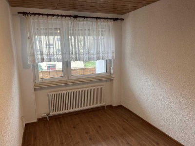 Renovierte Wohnung mit drei Zimmern sowie Balkon und EBK in Koblenz-Metternich