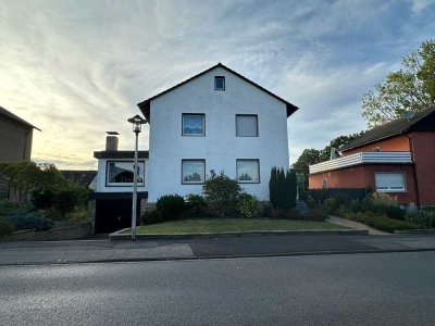 Freistehendes Zweifamilienhaus mit traumhaftem Garten von privat