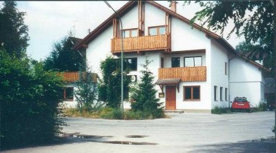 2,5 Zimmer Appartement, 63 qm. Küche. Bad mit Badewanne und Fenster.