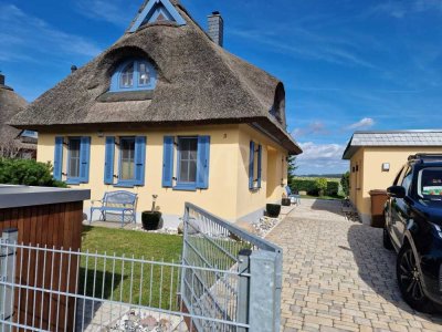 Zuhause mit Stil und Boddenblick: Galerie, Kamin, Terrasse und Garten