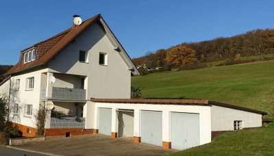 Dreifamilienhaus in Hanglage inkl. 4 Garagen - komplett vermietet