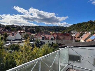 Zentrumsnahe Dachgeschosswohnung mit Balkon und 2 TG-Stellplätzen