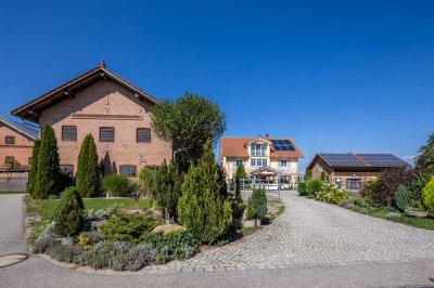 Paradies für Pferde mit schickem 
Landhaus mit Nebengebäuden, Salon 
und PV-Anlage in Wurmannsquic