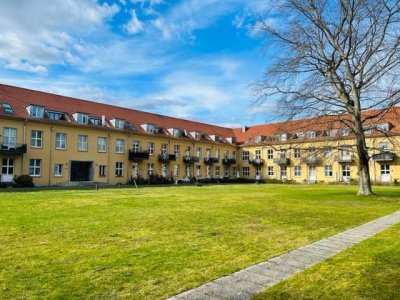 Wunderschöne Eigentumswohnung in Kladow! Terrasse und Balkon, Parkett, Stellplatz, EBK usw.