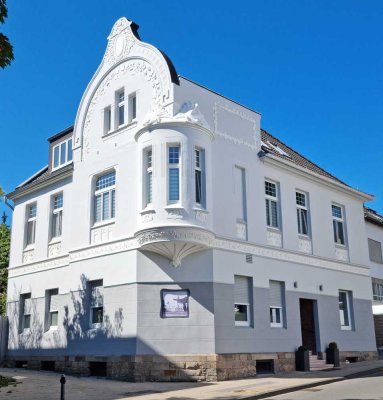 Moderne 4-Zimmer-Wohnung mit großer Dachterrasse in historischem Haus mit Carport