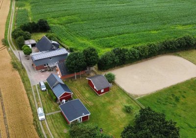 Resthof (2 große Wohnungen) mit Pferdestall in Alleinlage nahe der Ostsee