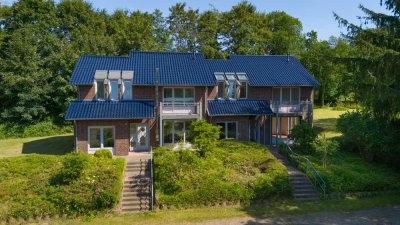 Doppelhaus mit Lagerhalle und großem Grundstück